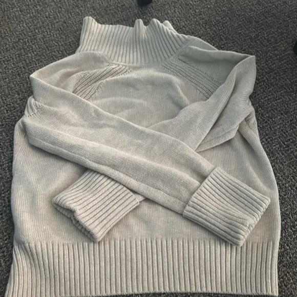 Abercrombie v-neck sweater. Tan. Size M. - Picture 3 of 3